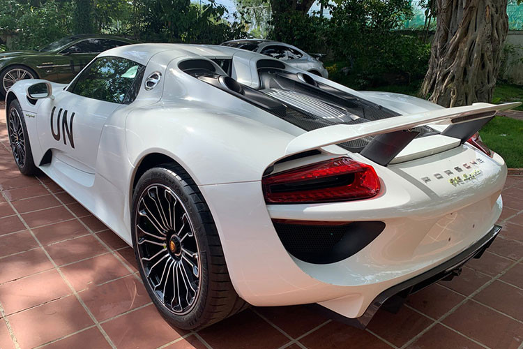 Porsche 918 Spyder được trang bị hệ dẫn động plug-in hybrid với động cơ V8, hút khí tự nhiên, dung tích 4,6 lít kết hợp cùng 2 mô-tơ điện. Động cơ đốt trong thông thường tạo ra công suất tối đa 599 mã lực còn hai mô-tơ điện sản sinh công suất tối đa 282 mã lực.