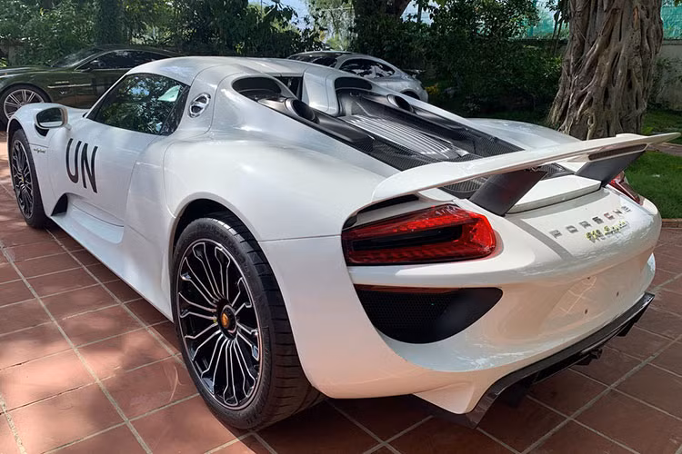 Porsche 918 Spyder được trang bị hệ dẫn động plug-in hybrid với động cơ V8, hút khí tự nhiên, dung tích 4,6 lít kết hợp cùng 2 mô-tơ điện. Động cơ đốt trong thông thường tạo ra công suất tối đa 599 mã lực còn hai mô-tơ điện sản sinh công suất tối đa 282 mã lực.