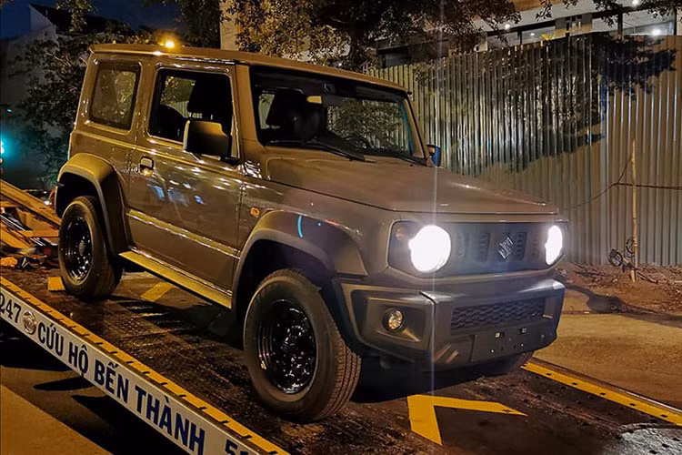 Theo thông tin từ tư vấn bán hàng, Suzuki Jimny 2023 mới sẽ được nhập khẩu nguyên chiếc từ Nhật Bản với giá bán từ 790 triệu đồng. Số lượng xe được phân phối về chỉ giới hạn trong 150 xe.