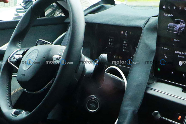 Ngoài ra, bệ tì tay trung tâm của xe cũng sẽ được tích hợp ngăn chứa đồ và giá để ly ở giữa hàng ghế thứ hai cũng như ngăn chứa ô trong cửa bên ghế lái. Thể tích khoang hành lý của xe sẽ đạt khoảng 910 lít ở bản 5 chỗ và dao động từ 340 - 845 lít ở bản 7 chỗ.