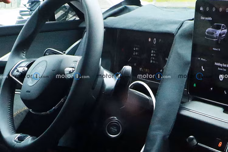 Ngoài ra, bệ tì tay trung tâm của xe cũng sẽ được tích hợp ngăn chứa đồ và giá để ly ở giữa hàng ghế thứ hai cũng như ngăn chứa ô trong cửa bên ghế lái. Thể tích khoang hành lý của xe sẽ đạt khoảng 910 lít ở bản 5 chỗ và dao động từ 340 - 845 lít ở bản 7 chỗ.