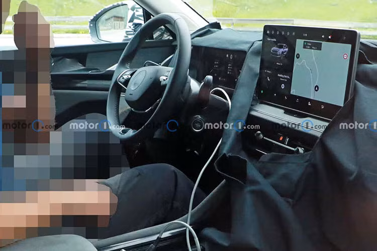 Hiện hình ảnh nội thất của Skoda Kodiaq 2024 chưa được tung ra. Tuy nhiên, theo hãng Skoda, xe sẽ có thêm những trang bị như cần số nằm trên cột vô lăng, màn hình cảm ứng trung tâm 12,9 inch với giao diện gọn gàng hơn, màn hình hiển thị thông tin kính lái HUD.