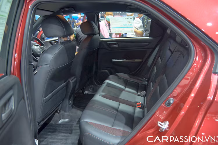 Honda WR-V 2023 bản tiêu chuẩn được trang bị nội thất với vô lăng bọc da, ghế bọc vải/da tổng hợp, điều hòa tự động, màn TFT đa thông tin 4,2 inch tại cụm đồng hồ và màn cảm ứng trung tâm 8 inch hỗ trợ Android Auto/Apple CarPlay.