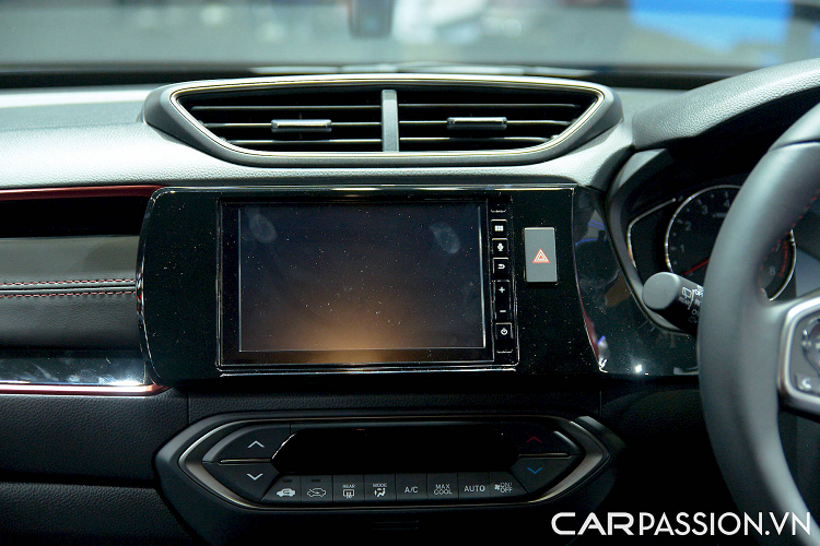 Tiến lên phiên bản RS cao cấp hơn, WR-V 2023 có mặt ca lăng mạ chrome, mâm xe kích thước lớn hơn và bổ sung đèn sương mù LED phía trước. Nội thất của bản RS cũng được bổ sung trang bị, bao gồm hệ thống kết nối Honda Connect và vô lăng tích hợp lẫy chuyển số thể thao.