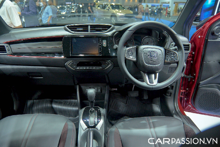 Đèn pha tự động, hệ thống kiểm soát hành trình thích ứng và cảnh báo khi phương tiện phía trước khởi hành. Camera cập lề Honda LaneWatch là trang bị chỉ có trên phiên bản cao cấp. Phiên bản tiêu chuẩn có 4 túi khi trong khi con số tương ứng ở bản cao cấp là 6.