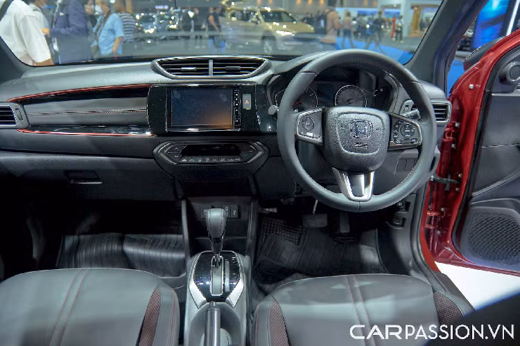 Đèn pha tự động, hệ thống kiểm soát hành trình thích ứng và cảnh báo khi phương tiện phía trước khởi hành. Camera cập lề Honda LaneWatch là trang bị chỉ có trên phiên bản cao cấp. Phiên bản tiêu chuẩn có 4 túi khi trong khi con số tương ứng ở bản cao cấp là 6.