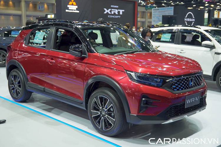 Mẫu xe này là thành viên mới nhất của nhóm xe gầm cao Honda, sau các "đàn anh" CR-V và HR-V. Honda WR-V 2023 mới ra mắt Thái Lan có các thông số kích thước chiều dài x rộng x cao lần lượt là 4.060 x 1.780 x 1.608 (mm), chiều dài cơ sở là 2.485 mm.