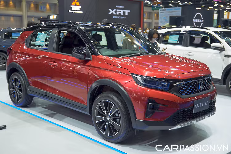Mẫu xe này là thành viên mới nhất của nhóm xe gầm cao Honda, sau các "đàn anh" CR-V và HR-V. Honda WR-V 2023 mới ra mắt Thái Lan có các thông số kích thước chiều dài x rộng x cao lần lượt là 4.060 x 1.780 x 1.608 (mm), chiều dài cơ sở là 2.485 mm.