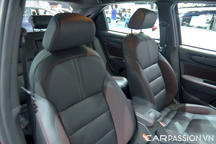 Xe được trang bị bộ mâm 17 inch thiết kế 2 tông màu, đi kèm lốp 215/55 R17. Hệ thống treo dạng độc lập phía trước và Macpherson với thanh dầm xoắn phía sau. Hệ thống phanh với phanh đĩa phía trước và tang trống phía sau.