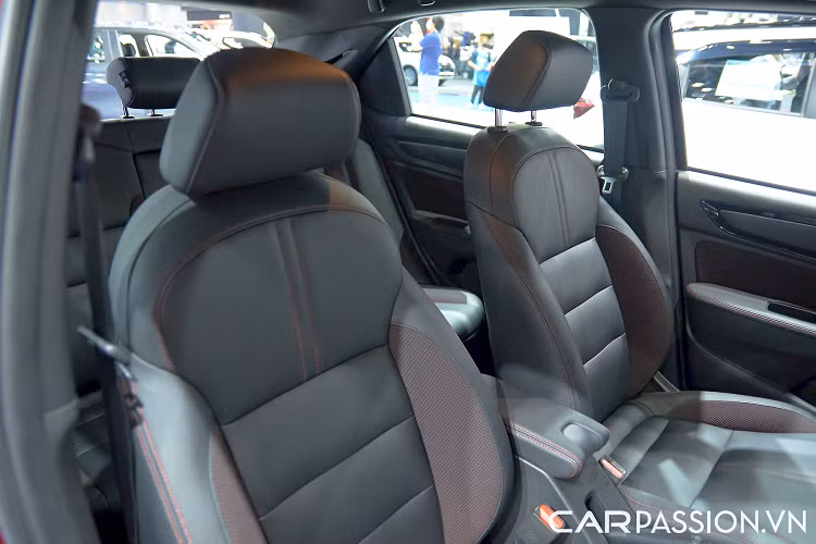 Xe được trang bị bộ mâm 17 inch thiết kế 2 tông màu, đi kèm lốp 215/55 R17. Hệ thống treo dạng độc lập phía trước và Macpherson với thanh dầm xoắn phía sau. Hệ thống phanh với phanh đĩa phía trước và tang trống phía sau.