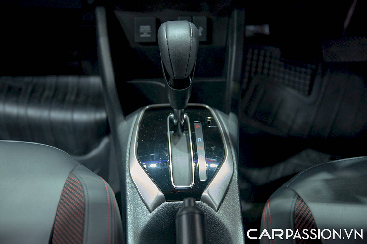 So với các đối thủ cùng phân khúc, Honda WR-V 2023 vượt trội về mặt công nghệ an toàn nhờ được trang bị gói Honda Sensing. Hệ thống này bao gồm các tính năng phanh khẩn cấp tự động, có thể phát hiện xe/người đi bộ, hỗ trợ giữ làn đường, cảnh báo/kiểm soát để xe không lệch làn đường