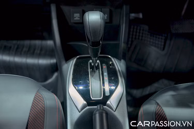 So với các đối thủ cùng phân khúc, Honda WR-V 2023 vượt trội về mặt công nghệ an toàn nhờ được trang bị gói Honda Sensing. Hệ thống này bao gồm các tính năng phanh khẩn cấp tự động, có thể phát hiện xe/người đi bộ, hỗ trợ giữ làn đường, cảnh báo/kiểm soát để xe không lệch làn đường