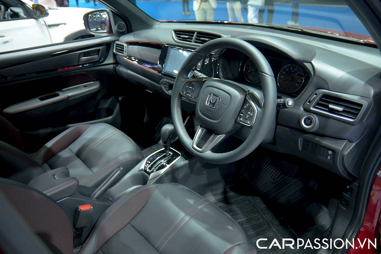 Đầu xe nổi bật với cụm đèn pha LED có thiết kế sắc cạnh, đèn định vị ẩn bên trong, thiết kế phần đầu dễ gây liên tưởng đến mẫu Honda HR-V thế hệ cũ. Thân xe được phối 2 tông màu với mui xe sơn đen. Đèn hậu vuông vắn, hình chữ L ngược.