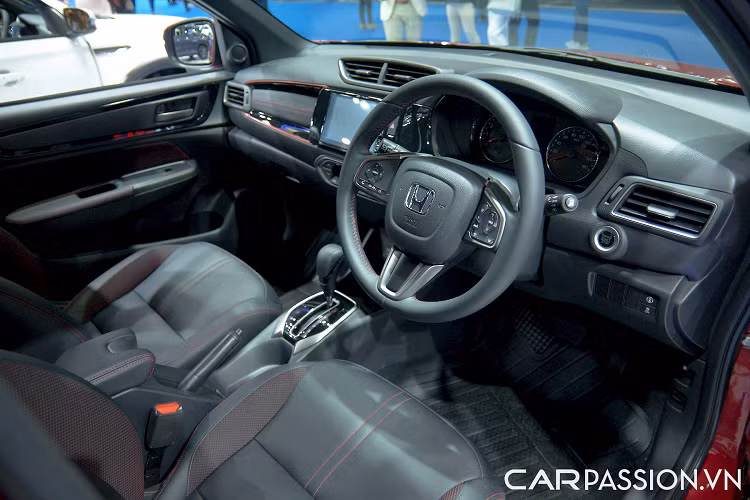 Đầu xe nổi bật với cụm đèn pha LED có thiết kế sắc cạnh, đèn định vị ẩn bên trong, thiết kế phần đầu dễ gây liên tưởng đến mẫu Honda HR-V thế hệ cũ. Thân xe được phối 2 tông màu với mui xe sơn đen. Đèn hậu vuông vắn, hình chữ L ngược.