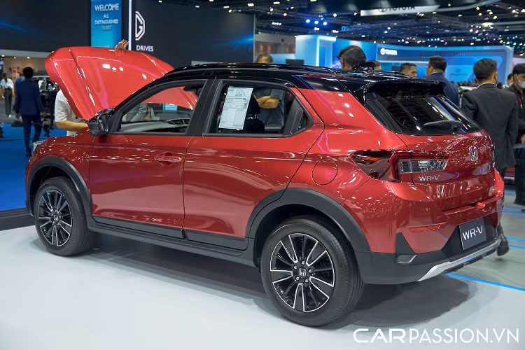 Nếu như tại Indonesia, mẫu xe SUV Honda WR-V có 3 phiên bản gồm E, RS và RS tích hợp Honda Sensing, thì mẫu xe này tại Thái Lan chỉ được phân phối 2 phiên bản. Cụ thể, giá xe Honda WR-V 2023 bản SV và RS từ 799.000 baht và 869.000 baht (tương đương 547 triệu và 595 triệu đồng).