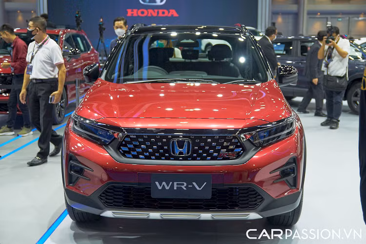 So với Honda HR-V, mẫu xe này có trục cơ sở ngắn hơn 125 mm. Do đó, WR-V được xếp vào phân khúc SUV hạng A, ngang ngửa với các đối thủ như Toyota Raize hay Kia Sonet.