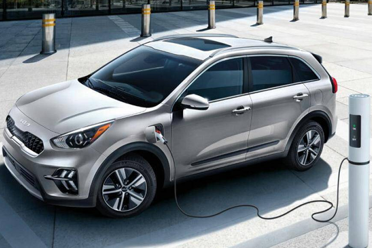 Bên cạnh đó, xe cũng phát sinh nhiều khí thải ra môi trường hơn so với kết quả thử nghiệm. Theo các thống kê, số xe PHEV ở châu Âu hiện đang vận hành chủ yếu nhờ vào động cơ đốt trong, con số này chiếm đến 71% và rất hiếm khi những chiếc xe PHEV này được người dùng cắm sạc.