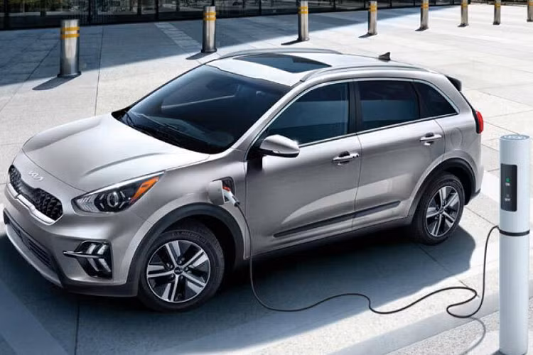 Bên cạnh đó, xe cũng phát sinh nhiều khí thải ra môi trường hơn so với kết quả thử nghiệm. Theo các thống kê, số xe PHEV ở châu Âu hiện đang vận hành chủ yếu nhờ vào động cơ đốt trong, con số này chiếm đến 71% và rất hiếm khi những chiếc xe PHEV này được người dùng cắm sạc.