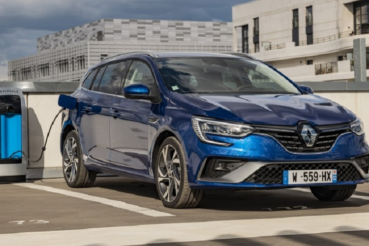 Theo đơn vị này, các dòng xe ôtô PHEV hoạt động dựa trên sự kết hợp sử dụng 2 bộ truyền động, một động cơ chạy xăng và một mô tơ chạy điện. Đây là một giải pháp để đáp ứng những đòi hỏi khắt khe ở các nước Châu Âu về tiêu chuẩn khí thải và đặc biệt là nhằm giảm tối đa mức tiêu thụ nhiên liệu. Tuy nhiên, thử nghiệm thực tế lại cho thấy điều hoàn toàn ngược lại.