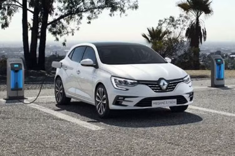 Theo đó, kết thúc bài thử nghiệm, chỉ có hãng xe nước Pháp là Renault Megane PHEV có thể vượt qua ngưỡng phạm vi hoạt động thuần điện như ước tính. Trong khi đó, mẫu sedan thể thao BMW 3-Series chỉ đạt 74%, còn “sư tử Pháp” Peugeot 308 chỉ có thể hoàn thành một nửa quãng đường trong chu trình WLTP.