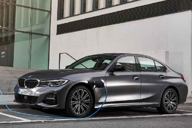 Theo đó, các nhà nghiên cứu thuộc Đại học Công nghệ Graz đã tiến hành thử nghiệm ba mẫu xe PHEV là BMW 3-Series, Peugeot 308 và Renault Megane, để xác định giá trị tiêu thụ và giá trị phát thải của xe trên một giá thử nghiệm. 3 mẫu xe này sẽ được thử nghiệm vận hành trên quãng đường đô thị có chiều dài 50 km.