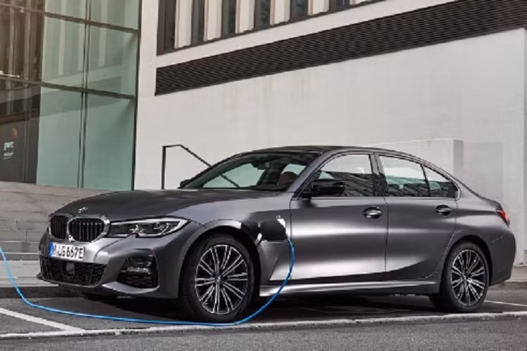 Theo đó, các nhà nghiên cứu thuộc Đại học Công nghệ Graz đã tiến hành thử nghiệm ba mẫu xe PHEV là BMW 3-Series, Peugeot 308 và Renault Megane, để xác định giá trị tiêu thụ và giá trị phát thải của xe trên một giá thử nghiệm. 3 mẫu xe này sẽ được thử nghiệm vận hành trên quãng đường đô thị có chiều dài 50 km.