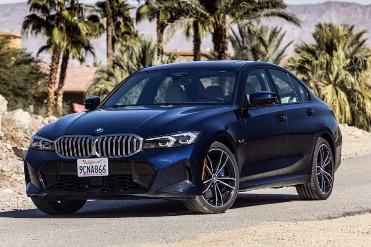 Tuy nhiên, có vẻ số tiền đầu tư cho xe ôtô PHEV này thực sự không đem lại nhiều lợi ích, giúp giảm thiểu khí thải. Chia sẻ trên trang Twitter của mình, trung tâm vận động giao thông sạch Transport &amp; Environment đã dẫn số liệu nghiên cứu từ Đại học Công nghệ Graz về dữ liệu khí thải thực tế để chứng minh điều trên.