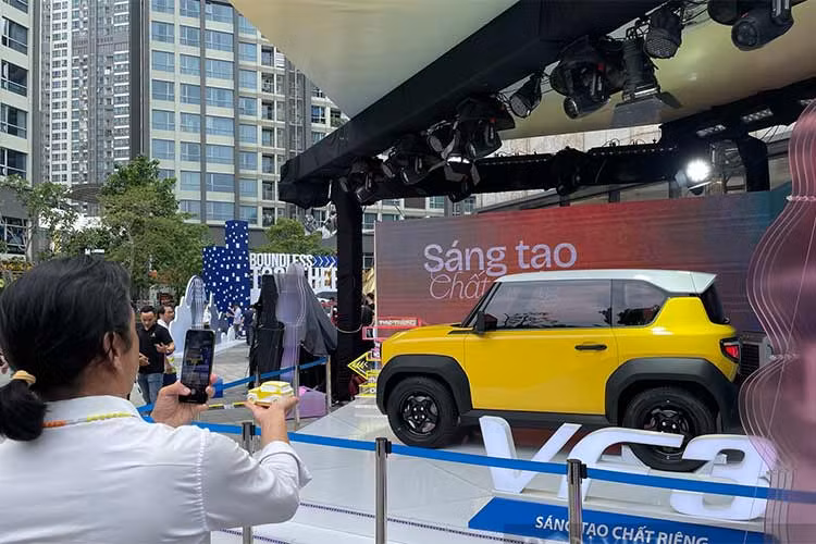 Tuy nhiên, theo ông Duke Hale, VF3 lại mang đến những thứ mà không nhà sản xuất nào có thể làm được. Mẫu xe này có mức giá dự kiến chỉ 20.000 USD, khách hàng tại Mỹ khi mua VF3 cũng có thể đủ tiêu chuẩn để nhận khoản hỗ trợ 7.500 USD (khoảng 190 triệu đồng) từ chính sách trợ giá xe điện của liên bang.