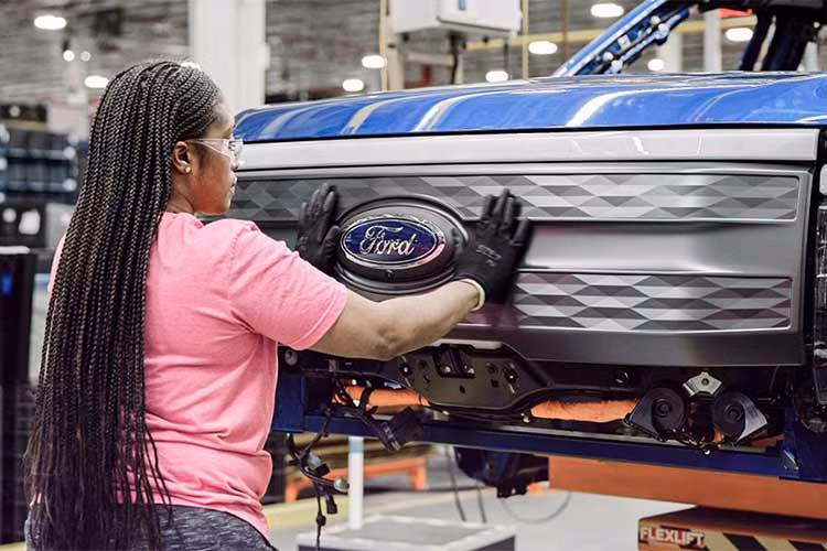 Ford tam cat dau tu vao mang oto dien vi lo chong lo-Hinh-4