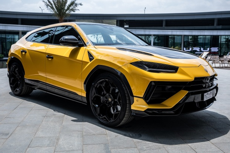 Có thể thấy, dù được nâng cấp sức mạnh nhưng Lamborghini Urus Performante 2023 vẫn kém SUV V8 nhanh nhất thế giới hiện nay là Aston Martin DBX 707 đã có 3 xe về Việt Nam đến tận 40 mã lực. Có lẽ điều này đã khiến ông Đặng Lê Nguyên Vũ mua đến 2 xe Aston Martin DBX 707, thay vì chọn bổ sung Lamborghini Urus Performante 2023, bên cạnh 1 xe tiêu chuẩn mình sở hữu.