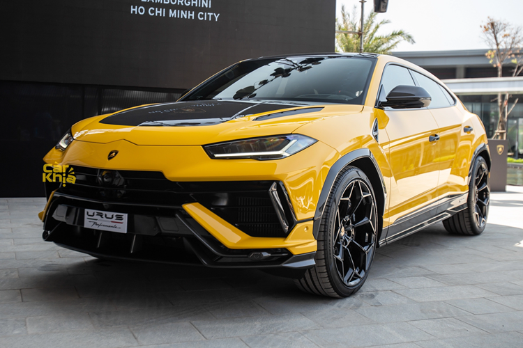 Lamborghini Urus Performante 2023 có một vài sự khác biệt ở ngoại thất so với bản tiêu chuẩn như nắp capo carbon, cản va trước và hốc gió hoàn toàn mới, bên hông xe có la-zăng mới kích thước 22-23 inch, logo Performante trên nẹp sườn, trước bánh xe sau.
