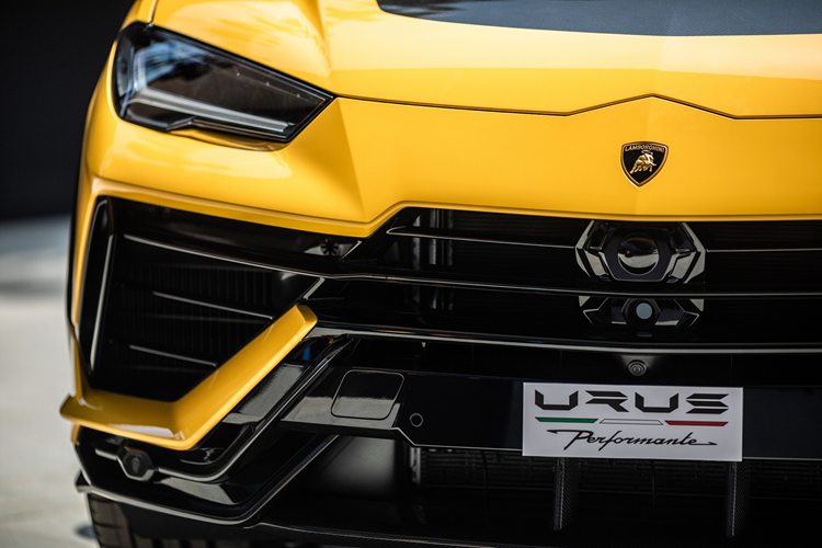 Đằng sau siêu xe gầm cao Lamborghini Urus Performante có cản va sau và khuếch tán gió mới, cánh gió mui carbon và ống xả thể thao của Akrapovic. Thay đổi lớn nhất của siêu SUV Lamborghini Urus Performante 2023 đầu tiên về Việt Nam vẫn là ở hệ truyền động