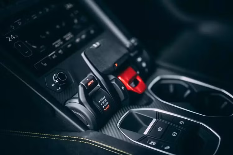 Cái tên mà chúng tôi muốn nhắc đến đó chính là ông Quốc Cường, 1 doanh nhân trong lĩnh vực hóa chất, được biết, tay chơi xe này đã trải nghiệm chiếc siêu SUV Lamborghini Urus nhiều năm ở Đức, thậm chí, trong 1 lần di chuyển trên cao tốc không giới hạn ở nước này, doanh nhân Quốc Cường không may gặp tai nạn