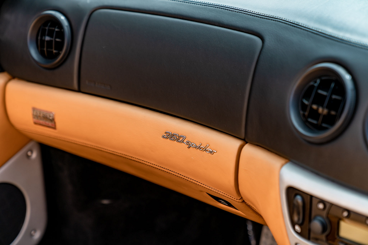 Sức mạnh của động cơ được truyền đến các bánh xe thông qua hộp số tự động 6 cấp F1 bằng thủy lực do Graziano chế tạo.