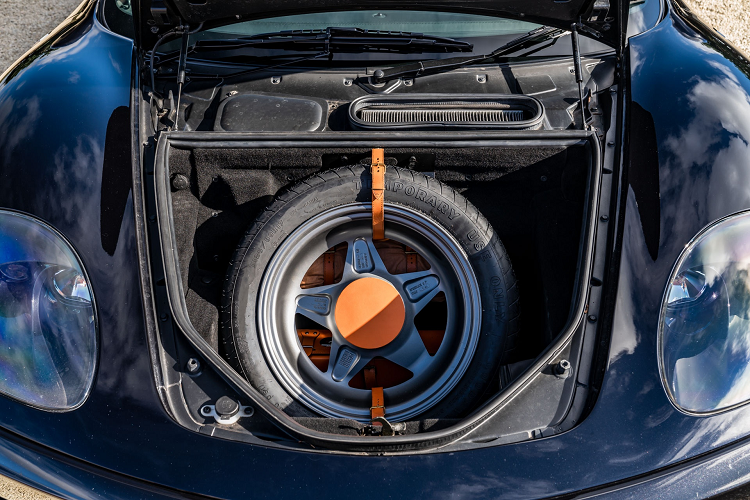 Khung gầm hợp kim nhôm, nhẹ hơn 28% trong khi kích thước tăng 10% và độ cứng tăng 40%. Khối lượng Ferrari 360 Spider tăng thêm 60 kg so với 360 Modena.