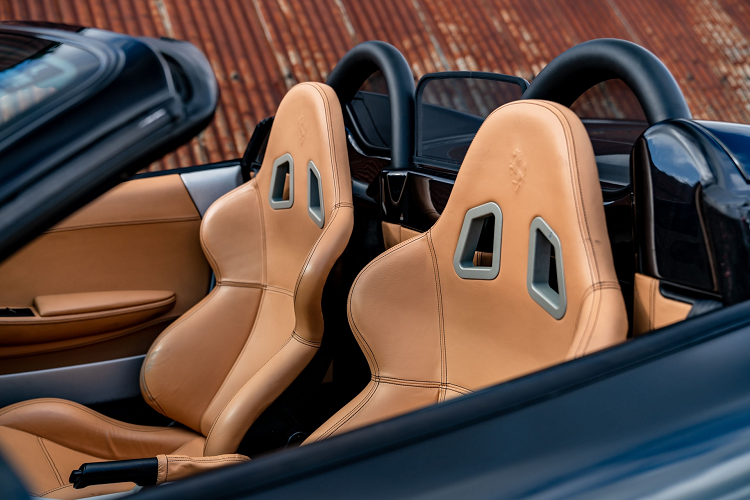 Ghế thể thao của chiếc Ferrari mui trần này làm từ sợi carbon với bề mặt bọc da cao cấp màu nâu Sabbia. Ferrari 360 Spider trang bị động cơ V8 dung tích 3.6L hút khí tự nhiên sản sinh công suất lên đến 395 mã lực và mô-men xoắn cực đại 373 Nm.
