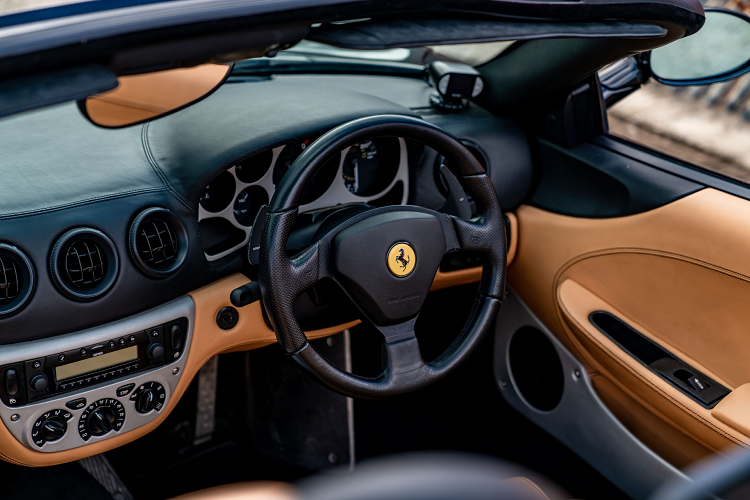 Ống xả được Tubi được nâng cấp mang đến âm thanh phấn khích hơn. Tổng thể nội thất của em vẫn còn trong tình trạng tốt, vô lăng thể thao đặc trưng Manettino được Ferrari giới thiệu trên F430 vào năm 2004.