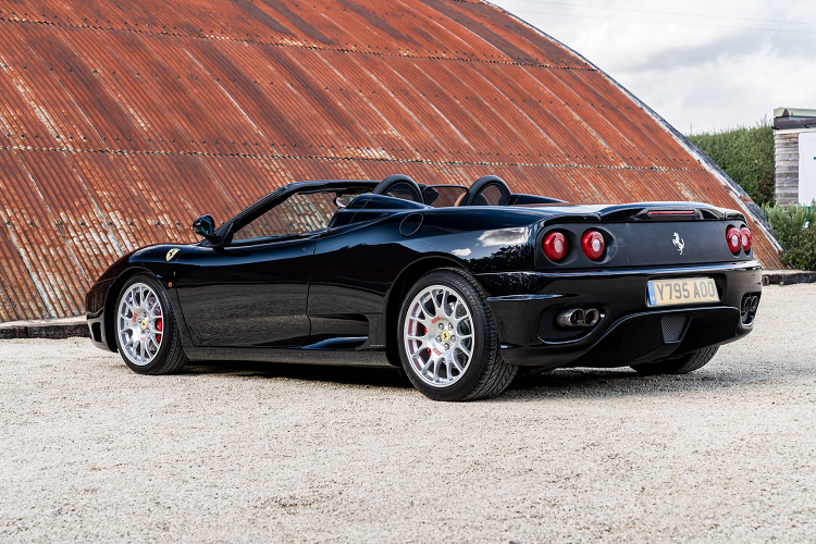 Siêu xe Ferrari 360 Spider này đăng ký lần đầu vào tháng 7/2001, thời điểm này Beckham chuyển giao sự nghiệp giữa 2 câu lạc bộ Manchester United và Real Madrid. Dù hơn 20 năm sử dụng, xe vẫn trong tình trạng tốt và chỉ mới lăn bánh 7.773 dặm (tương đương 12.510 km).