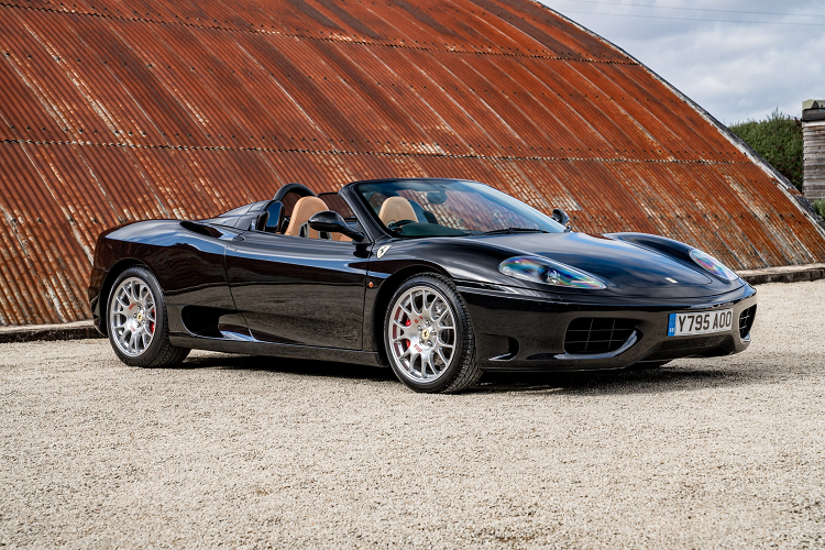 Ferrari 360 Spider có khả năng tăng tốc 0-100 km/h trong 4,6 giây, trước khi đạt vận tốc tối đa hơn 290 km/h.