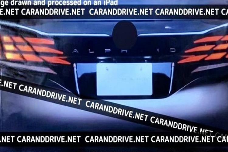 Ở hai góc cản trước tiếp tục là đèn sương mù của xe. Tuy nhiên, hốc đèn sương mù đã thay đổi thiết kế và trang trí bằng nẹp mạ crôm hình boomerang. Ở bên sườn, Toyota Alphard 2023 được bổ sung đường dập gân mới, kéo dài từ cột B đến đuôi xe và thiết kế dốc dần xuống. Tiếp đến là đường chân kính được nhấn mạnh bằng nẹp mạ crôm.