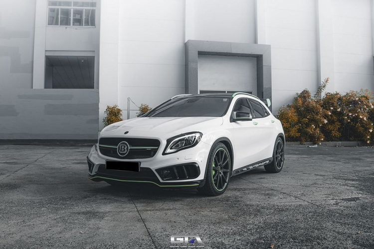 Cụ thể, cản trước của chiếc xe Mercedes-AMG GLA 45 độ Brabus 700 hầm hố hơn với phần cản trước rộng, mở rộng các hốc hút gió để tăng cường khả năng làm mát động cơ. Trên bộ mâm và mặt ca-lăng xuất hiện Huy hiệu Brabus.