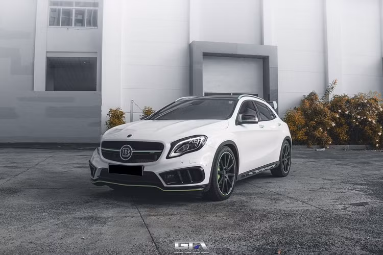 Cụ thể, cản trước của chiếc xe Mercedes-AMG GLA 45 độ Brabus 700 hầm hố hơn với phần cản trước rộng, mở rộng các hốc hút gió để tăng cường khả năng làm mát động cơ. Trên bộ mâm và mặt ca-lăng xuất hiện Huy hiệu Brabus.