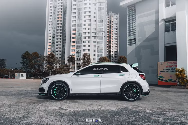 Ở phía sau, Mercedes-AMG GLA 45 hiệu năng cao có thêm một cánh gió lớn cố định ngay trên cửa sổ sau, cản sau được thiết kế cứng cáp, thể thao hơn. Cuối cùng là hệ thống ống xả Akrapovic Full System.
