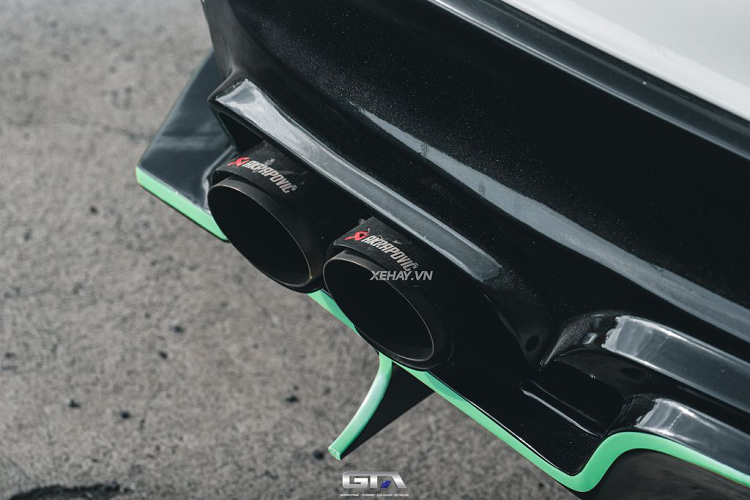 Chiếc Mercedes-AMG GLA 45 độ Brabus 700 này được khoác trên mình lớp “áo” màu màu trắng Metalic White, có điểm nhấn là các đường nét xanh Lighter Green.