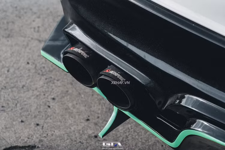 Chiếc Mercedes-AMG GLA 45 độ Brabus 700 này được khoác trên mình lớp “áo” màu màu trắng Metalic White, có điểm nhấn là các đường nét xanh Lighter Green.