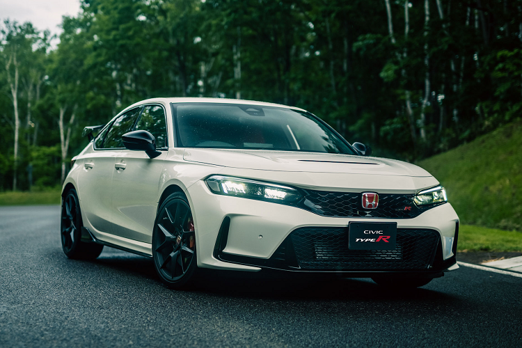 Gói R Performance trị giá 5,350 USD sẽ có thêm cánh gió sợi carbon, kết hợp cùng bộ mâm 19 inch. Bạn cũng có thể mua riêng bộ mâm nhẹ hơn mâm tiêu chuẩn khoảng 2,4 kg với giá 3,100 USD. Ngoài ra còn có thêm các tuỳ chọn R Interior Driver với đèn chiếu sáng, vô lăng bọc Alcantara, cần số bọc da,... với chi phí thêm 950 USD.