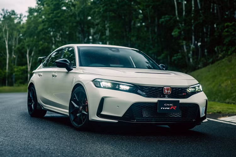 Gói R Performance trị giá 5,350 USD sẽ có thêm cánh gió sợi carbon, kết hợp cùng bộ mâm 19 inch. Bạn cũng có thể mua riêng bộ mâm nhẹ hơn mâm tiêu chuẩn khoảng 2,4 kg với giá 3,100 USD. Ngoài ra còn có thêm các tuỳ chọn R Interior Driver với đèn chiếu sáng, vô lăng bọc Alcantara, cần số bọc da,... với chi phí thêm 950 USD.