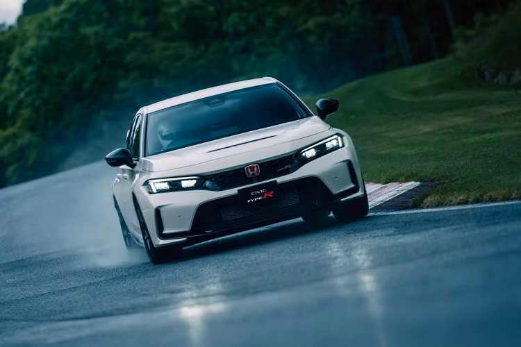 Honda Civic Type R 2023 trang bị động cơ tăng áp dung tích 2.0L, công suất 315 mã lực và mô-men xoắn 420 Nm, kết hợp hộp số sàn 6 cấp.