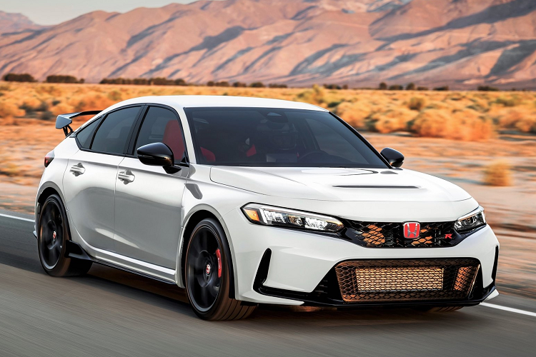 Tại Việt Nam ngay khi ra mắt và có giá tới 2,4 tỷ đồng, Civic Type R vẫn nhanh chóng được đón nhận nồng nhiệt của giới yêu JDM và mê tốc độ, xe sẽ được nhập với số lượng giới hạn. Mức giá xe Civic Type R 2023 khởi điểm tại Nhật khoảng 5 triệu yên, tương đương 38,800 USD.