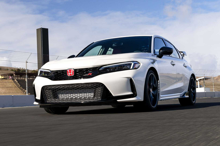 Trong đó thông báo nêu rõ "tình hình phức tạp của dịch bệnh, khan hiếm chất bán dẫn, nguồn cung phụ tùng thiếu ổn định trong khâu logistics, sản lượng Honda Civic Type R trong tương lai sẽ là một dấu hỏi. Để đảm bảo việc giao xe cho tất cả khách hàng đã đặt trước, chúng tôi tạm ngừng nhận đặt hàng Honda Civic Type R”.